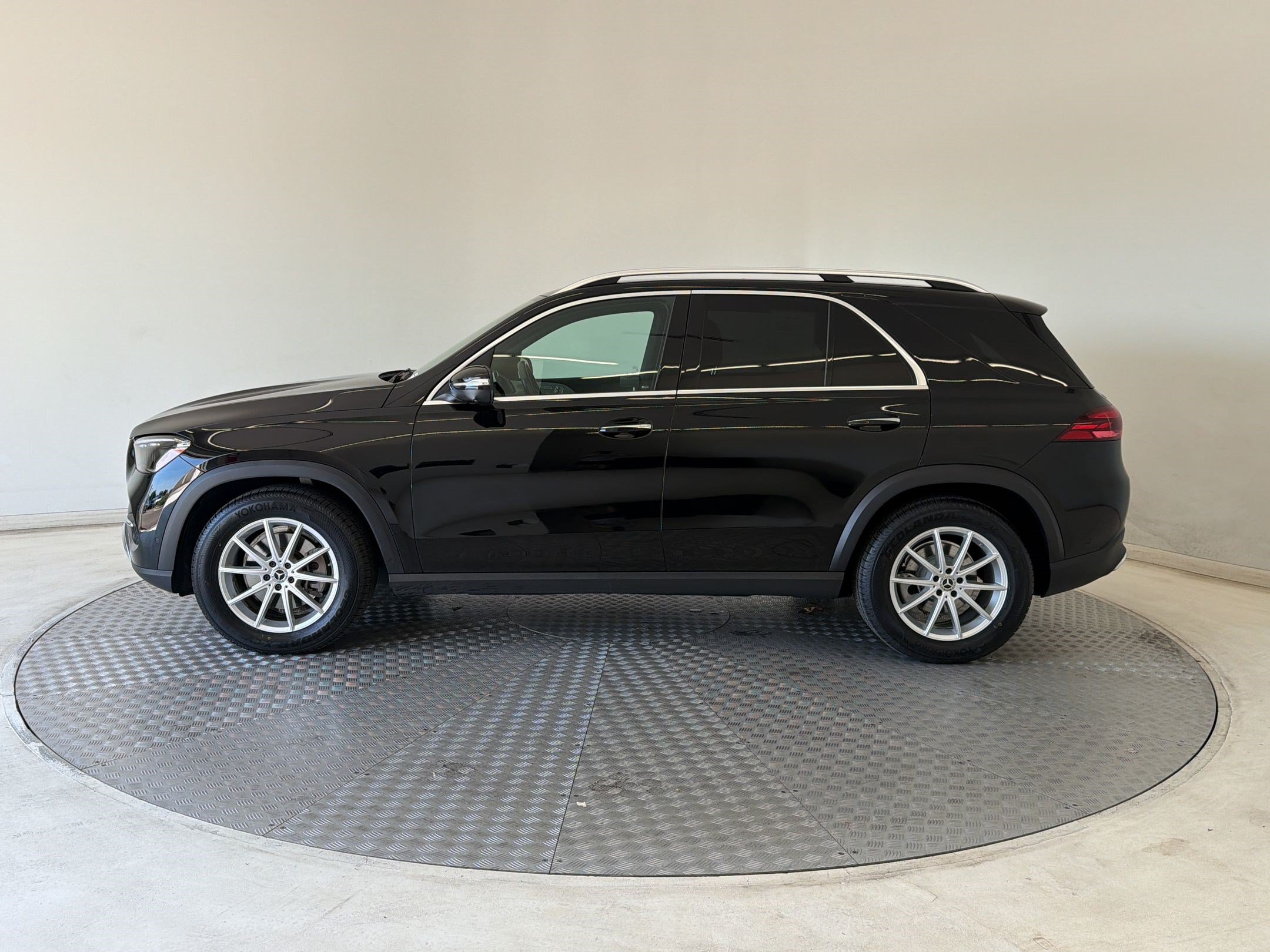 Used 2025 Mercedes-Benz GLE 350 4MATIC image 2
