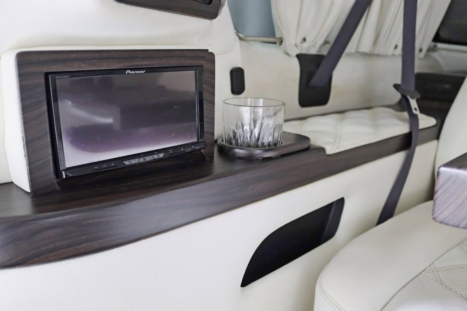 Used 2017 Cadillac Escalade ESV Luxury image 34