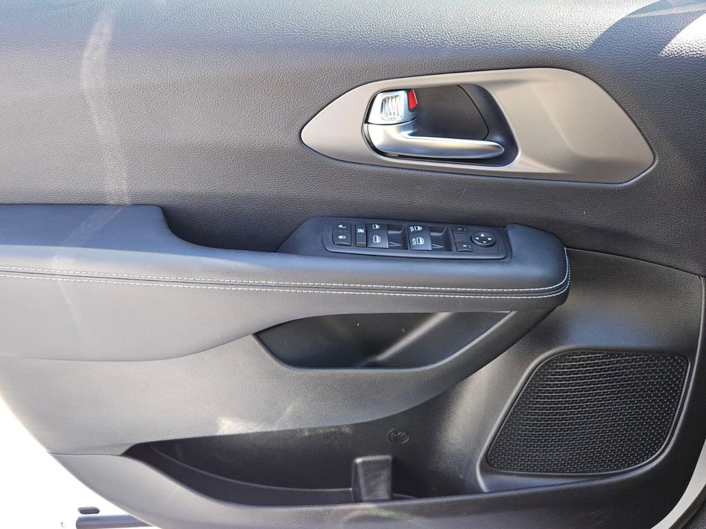 Used 2025 Chrysler Voyager LX image 26