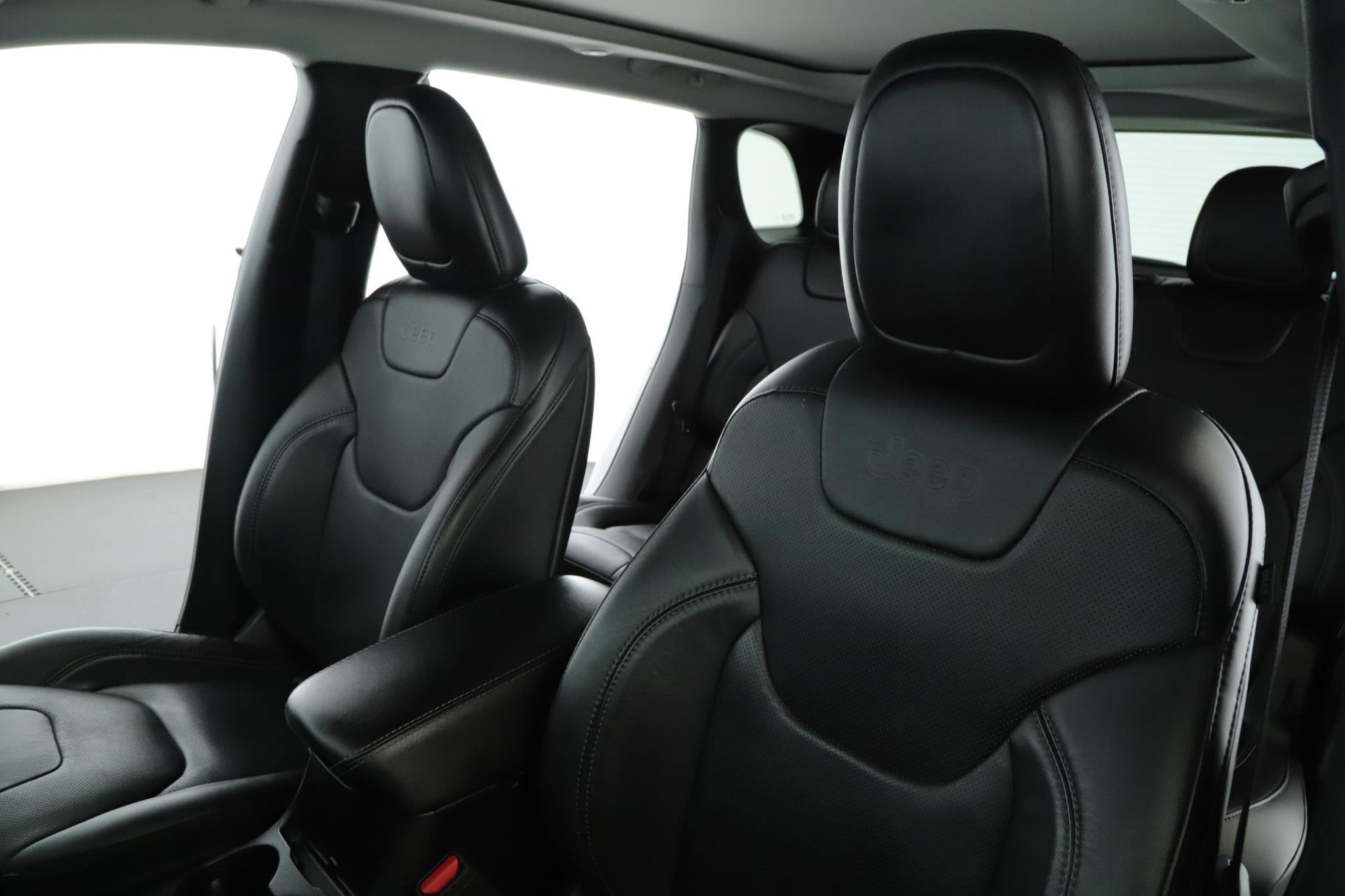 Used 2021 Jeep Cherokee Limited w/ Elite Package image 4