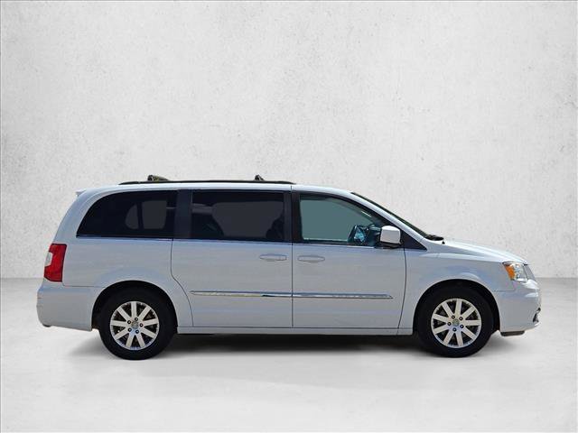 Used 2016 Chrysler Town & Country Touring FWD image 4