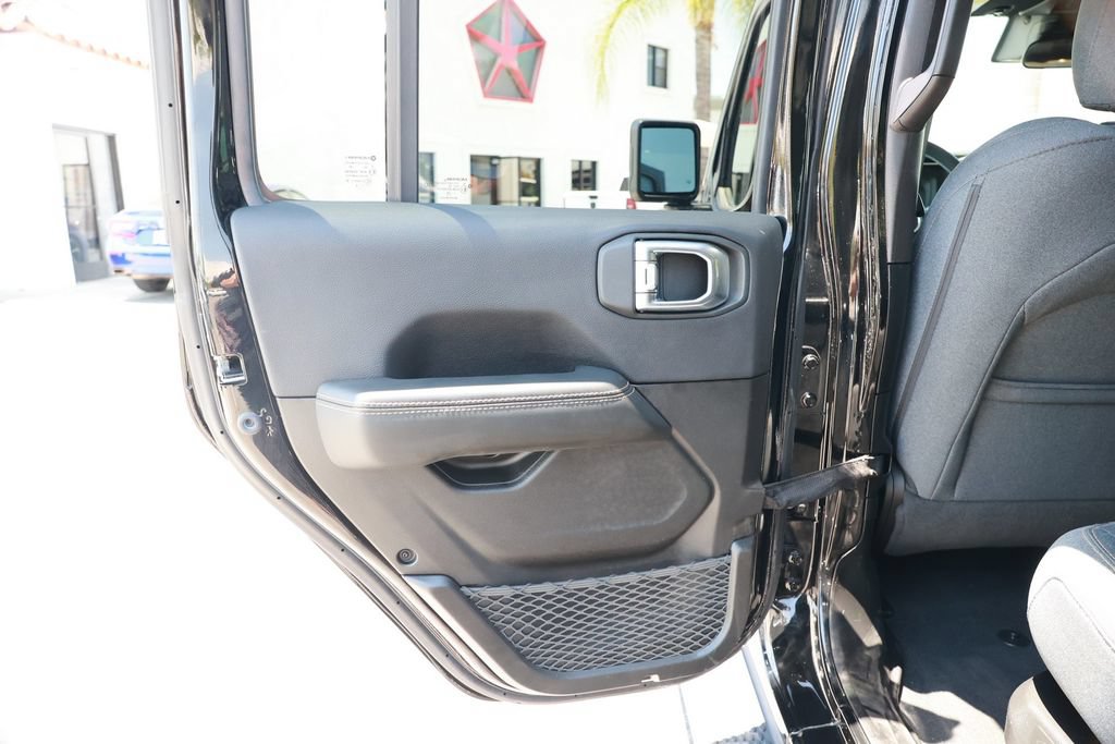Used 2025 Jeep Wrangler Unlimited Sahara AWD/4WD image 37