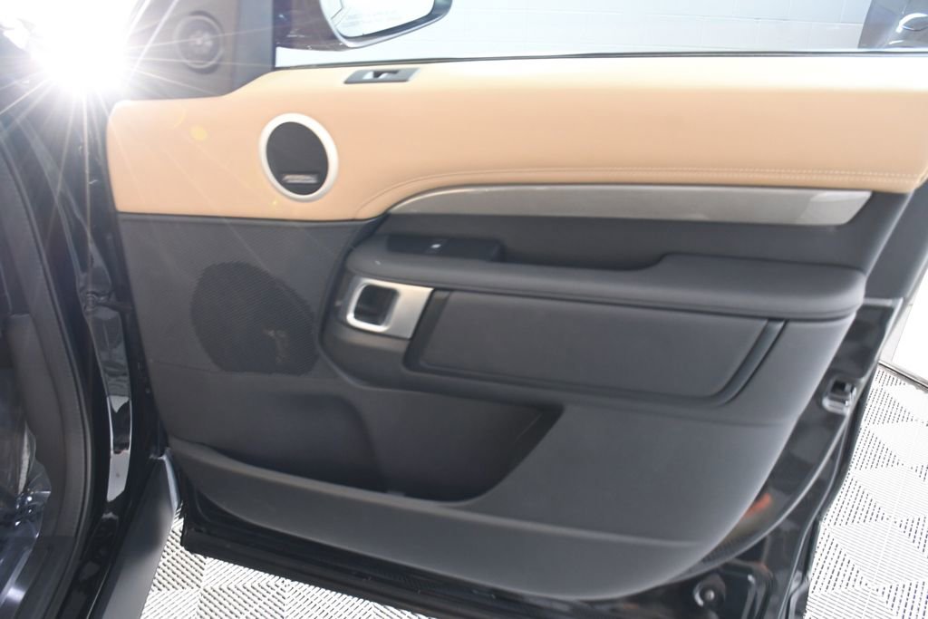 Used 2024 Land Rover Discovery Metropolitan Edition image 18