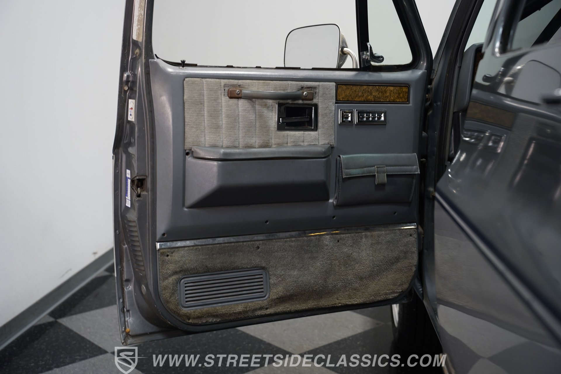Used 1990 Chevrolet Suburban 2WD image 37