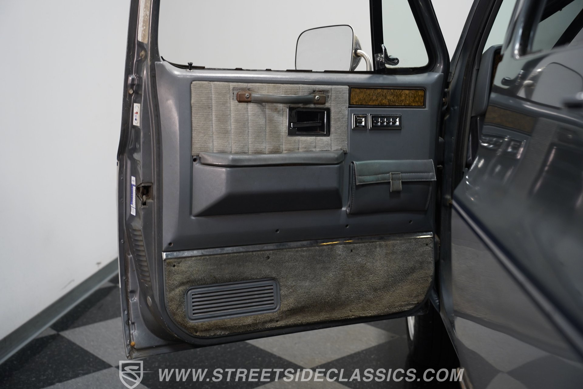 Used 1990 Chevrolet Suburban 2WD image 37