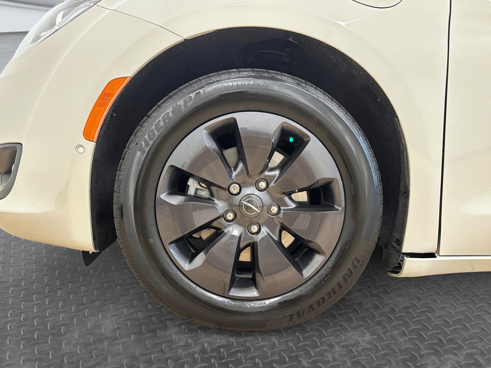 Used 2019 Chrysler Pacifica Limited w/ Advanced Safetytec Group FWD image 48
