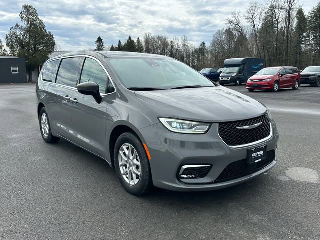 Used 2023 Chrysler Pacifica Touring-L FWD image 7