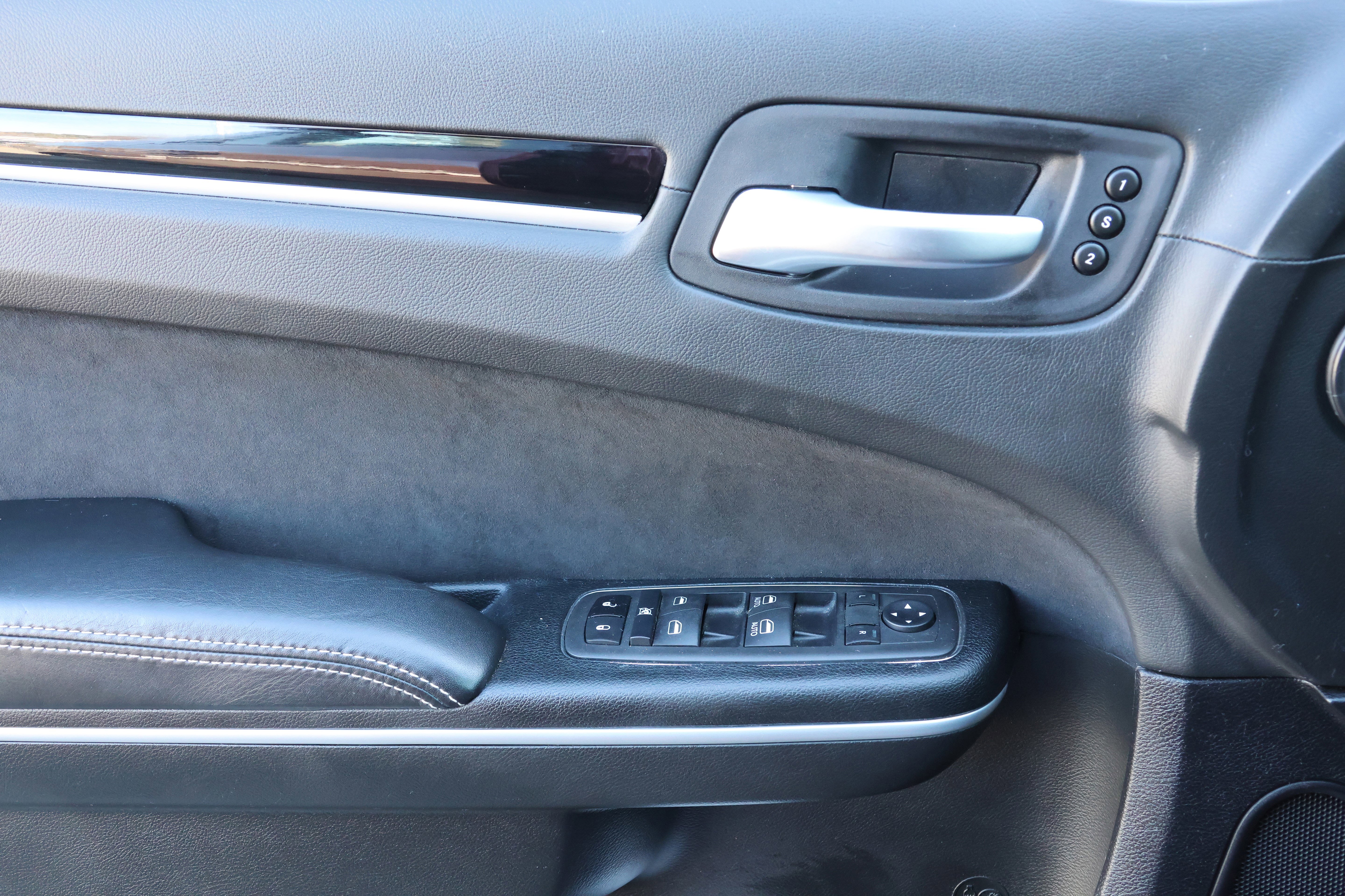 Used 2023 Chrysler 300 C image 12