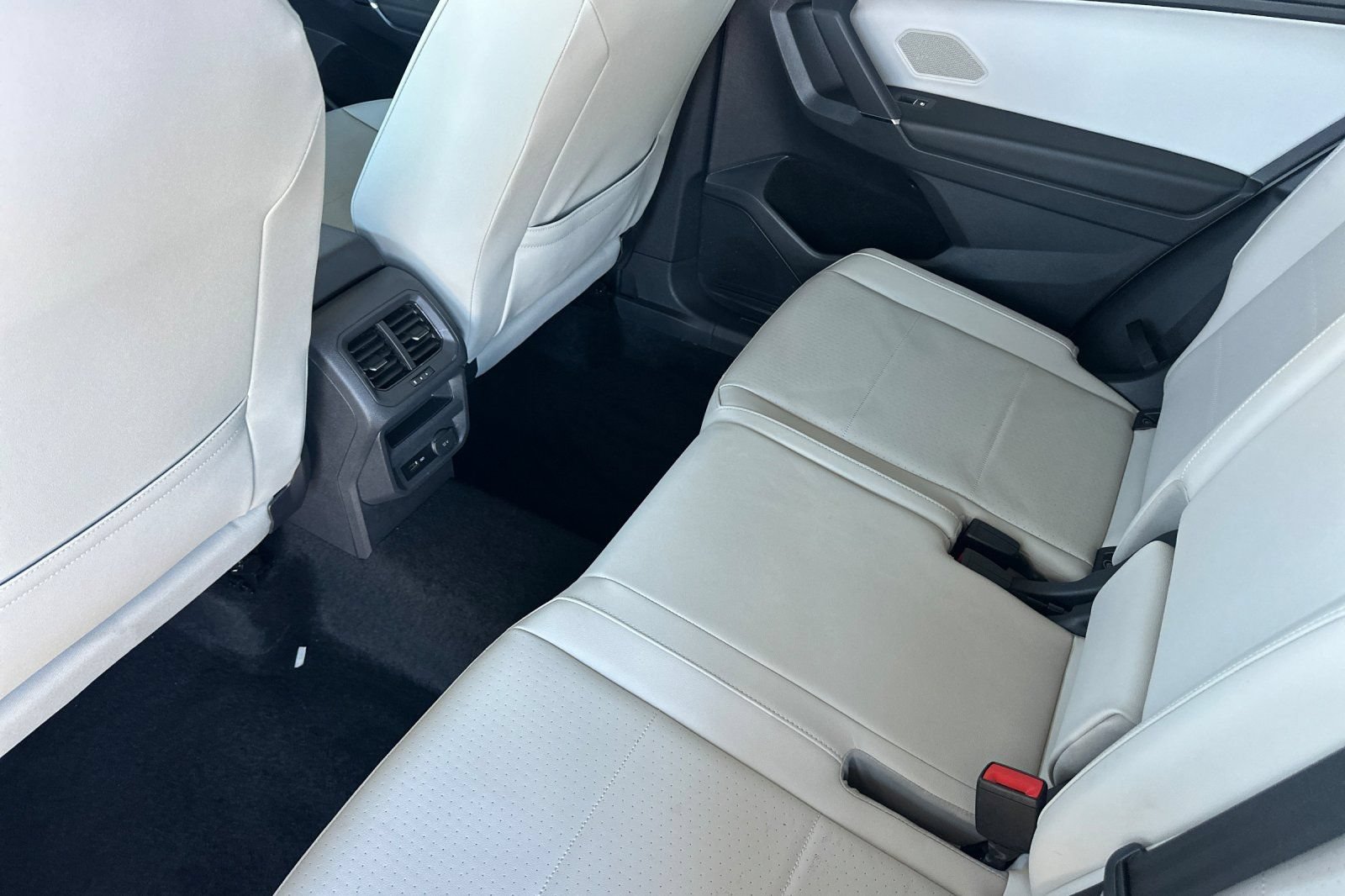 Used 2020 Volkswagen Tiguan SEL AWD/4WD image 4
