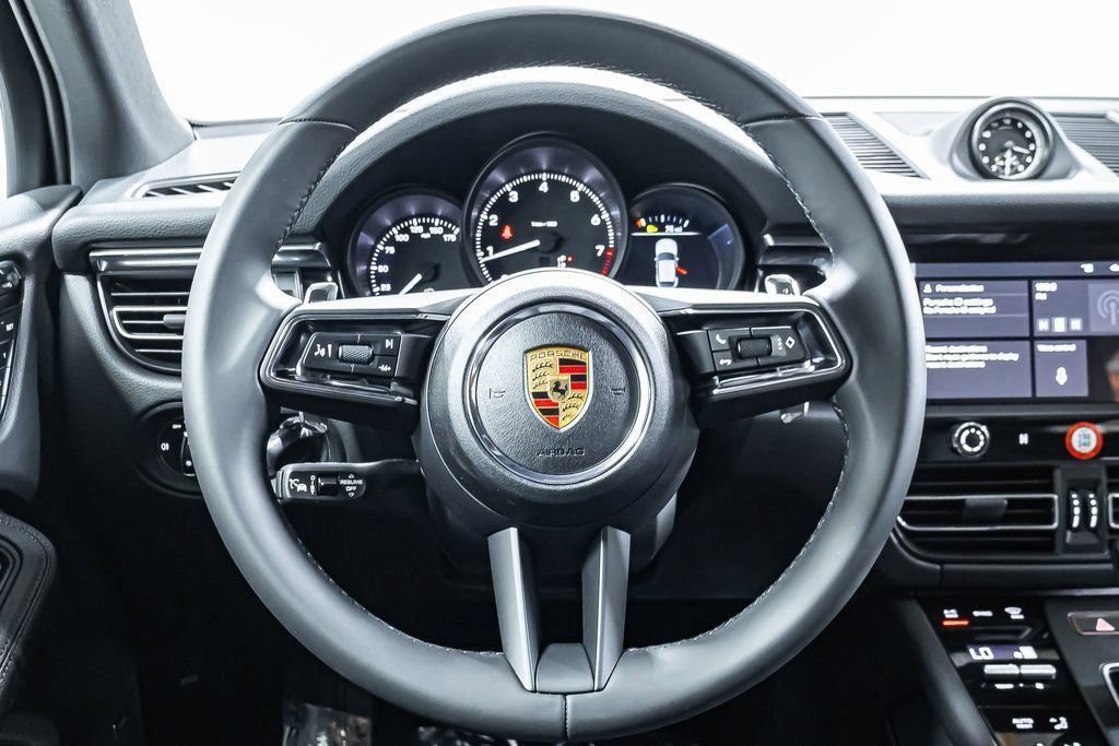 Certified 2025 Porsche Macan AWD/4WD image 14