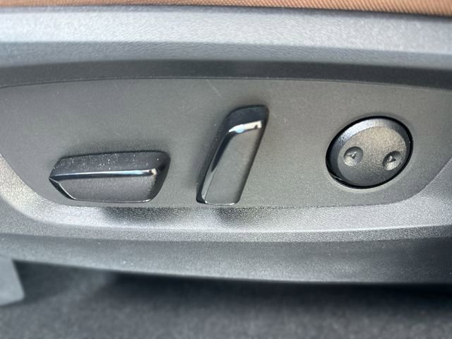 Used 2025 Nissan Pathfinder Platinum w/ Black Appearance Package image 13