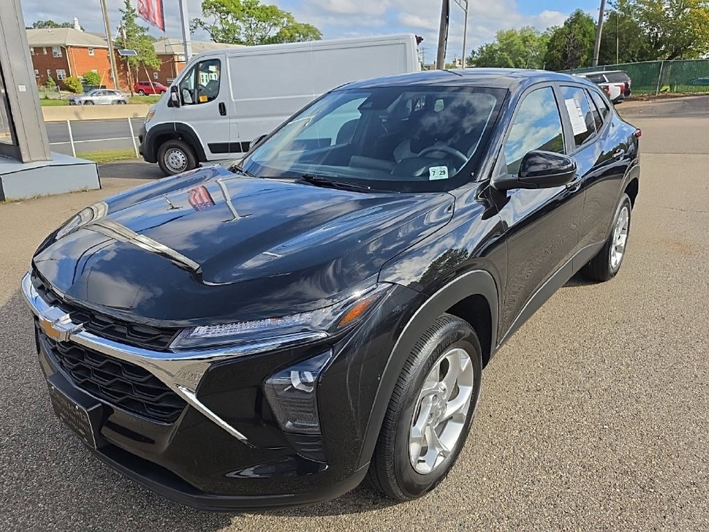 Used 2025 Chevrolet Trax LS w/ LS Convenience Package FWD image 7