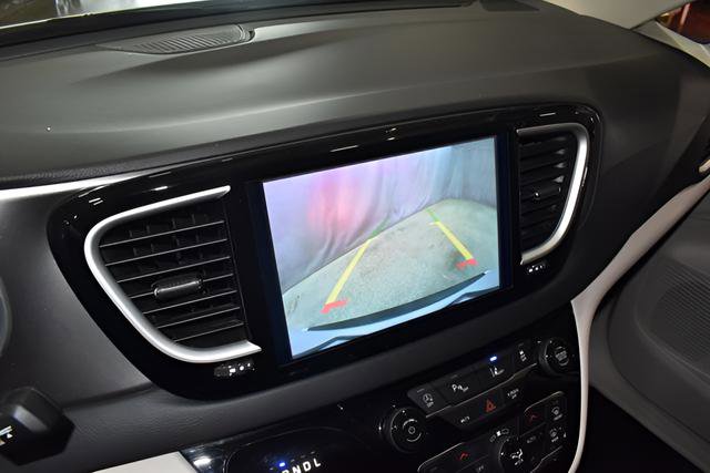 Certified 2024 Chrysler Pacifica Touring-L FWD image 32