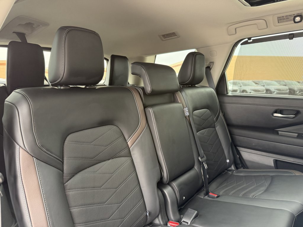 Used 2024 Nissan Pathfinder Platinum w/ Cargo Package image 39