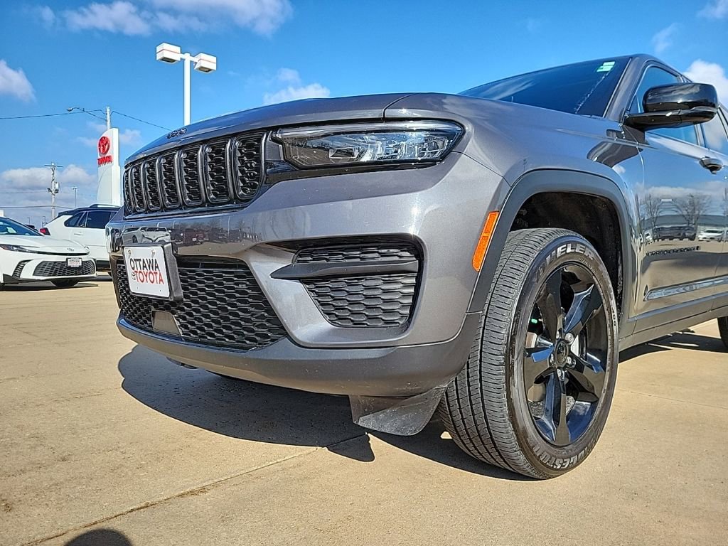Used 2025 Jeep Grand Cherokee Altitude AWD/4WD image 16