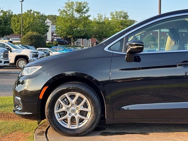 Used 2024 Chrysler Pacifica Touring-L FWD image 12
