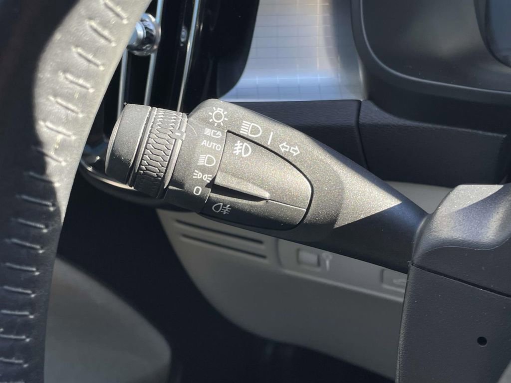 Used 2021 Volvo XC40 T5 Momentum w/ Premium Package image 12