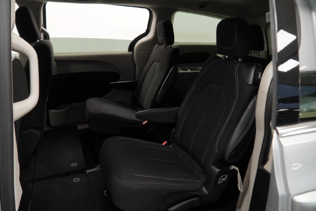 Used 2024 Chrysler Voyager LX FWD image 4