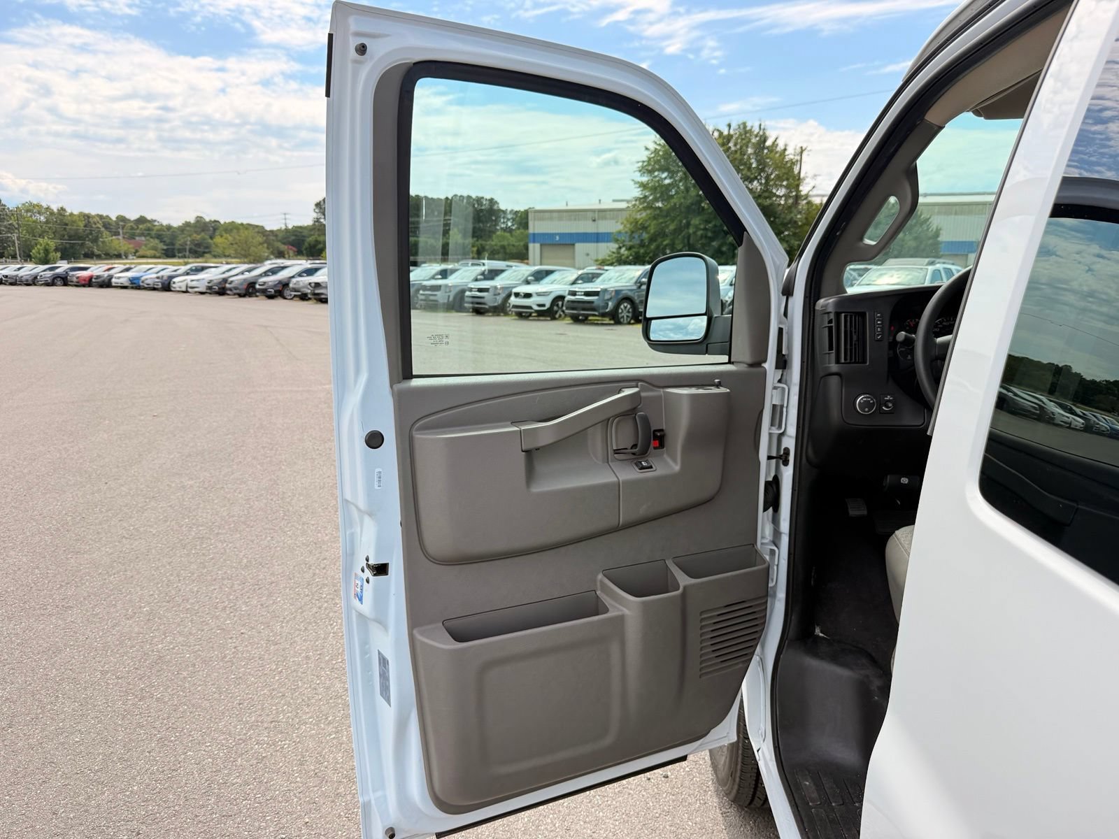 Used 2026 Chevrolet Express 3500 LT w/ LT Preferred Equipment Group RWD image 10