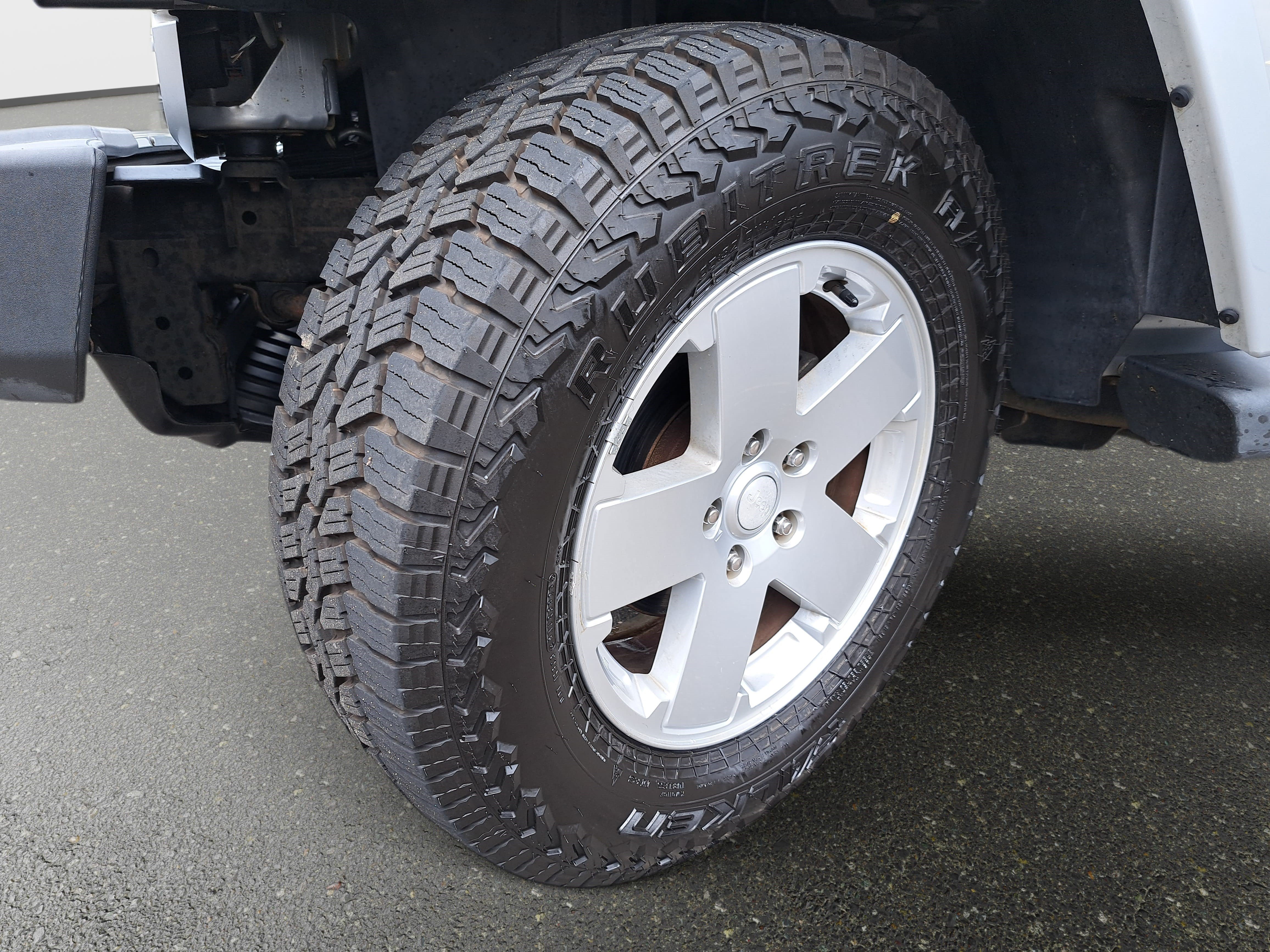 Used 2012 Jeep Wrangler Unlimited Sahara w/ Dual Top Group AWD/4WD image 26