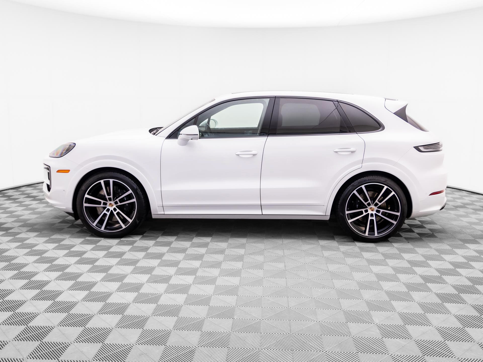 Certified 2025 Porsche Cayenne GTS AWD/4WD image 2