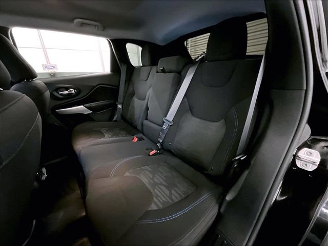 Used 2019 Jeep Cherokee Latitude AWD/4WD image 25
