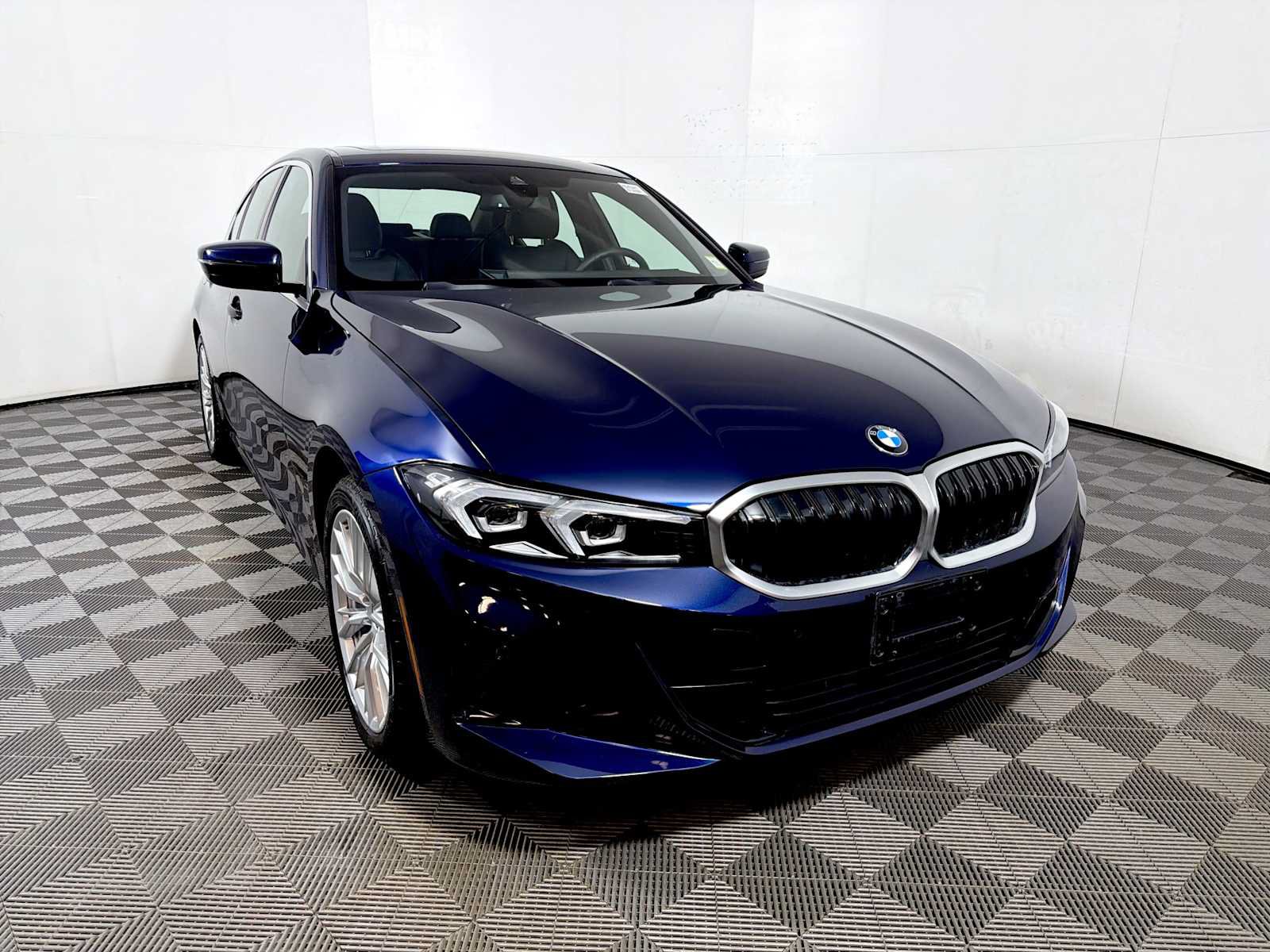 Used 2024 BMW 330i xDrive Sedan w/ Convenience Package AWD/4WD image 2
