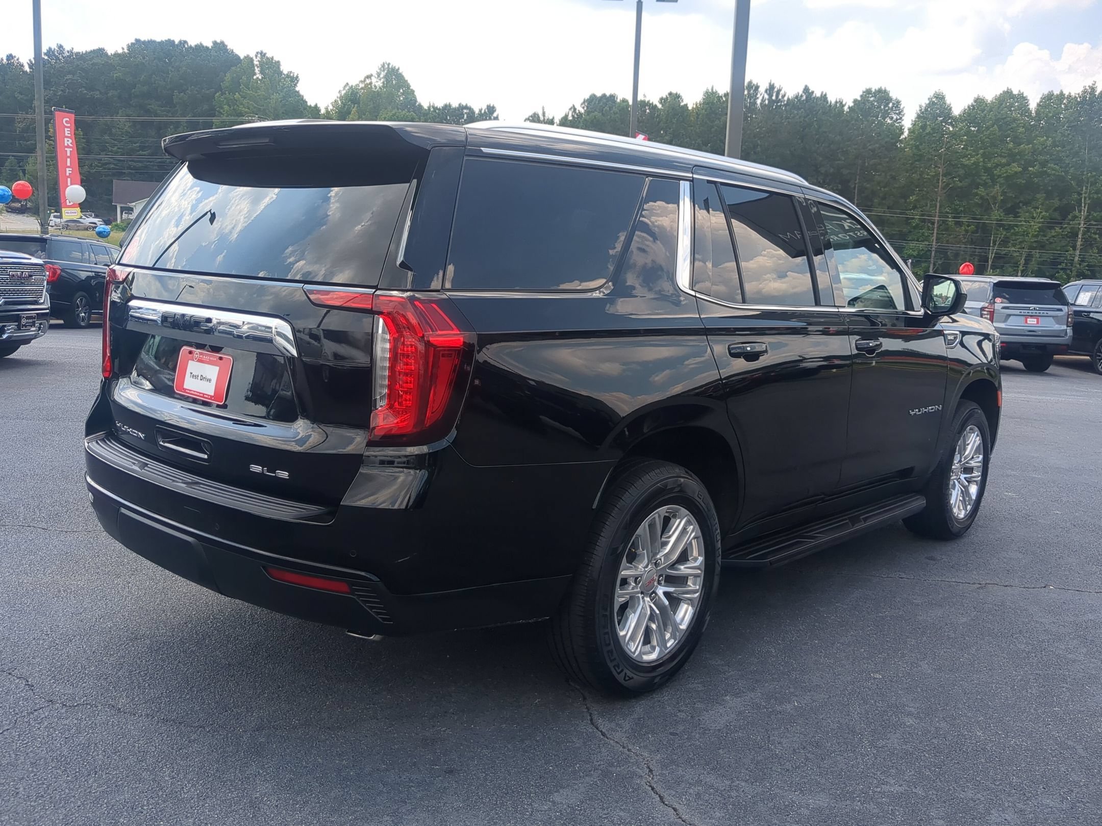 Used 2024 GMC Yukon SLE w/ Gmc Pro Safety Plus Package AWD/4WD image 5