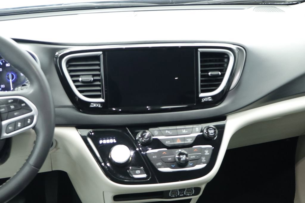 Certified 2023 Chrysler Pacifica Touring-L FWD image 26
