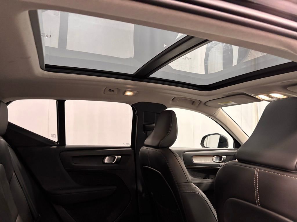 Certified 2025 Volvo XC40 B5 Plus image 28