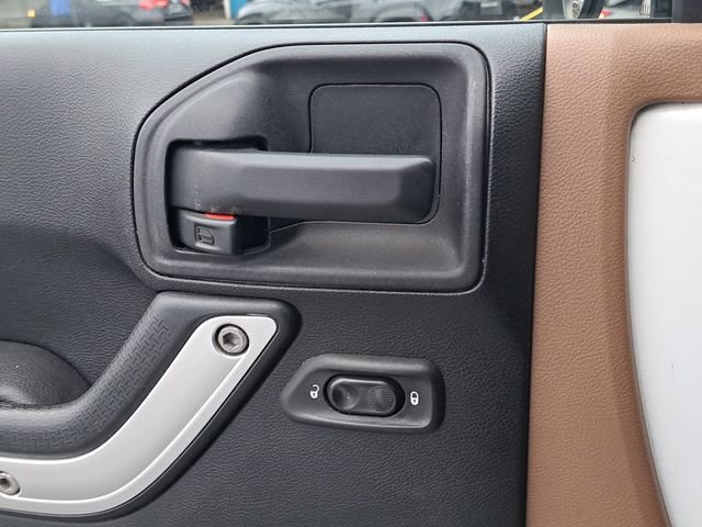 Used 2015 Jeep Wrangler Unlimited Sahara w/ Connectivity Group image 21