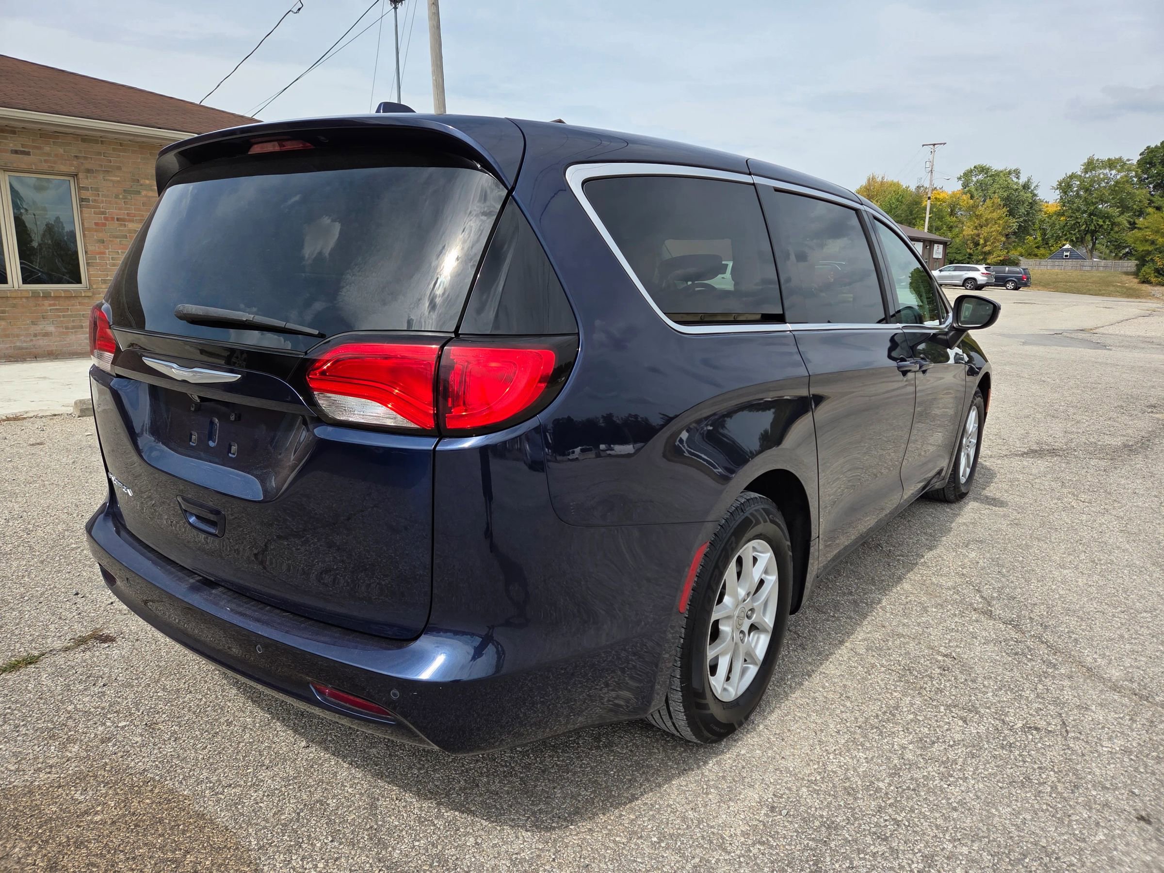 Used 2017 Chrysler Pacifica Touring image 5
