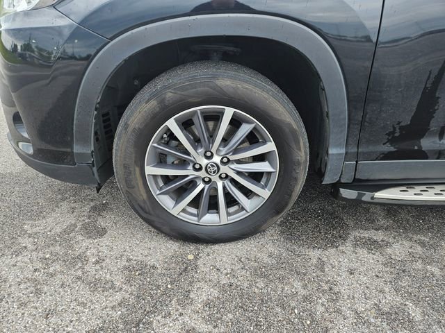 Used 2019 Toyota Highlander XLE FWD image 28
