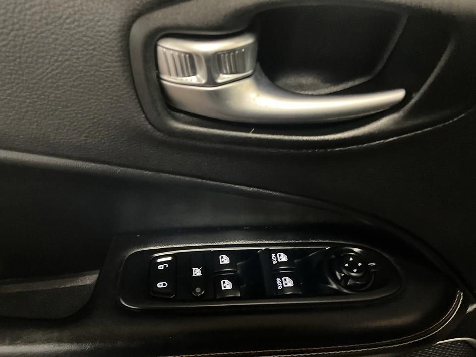 Used 2018 Jeep Compass Latitude w/ Popular Equipment Group AWD/4WD image 32