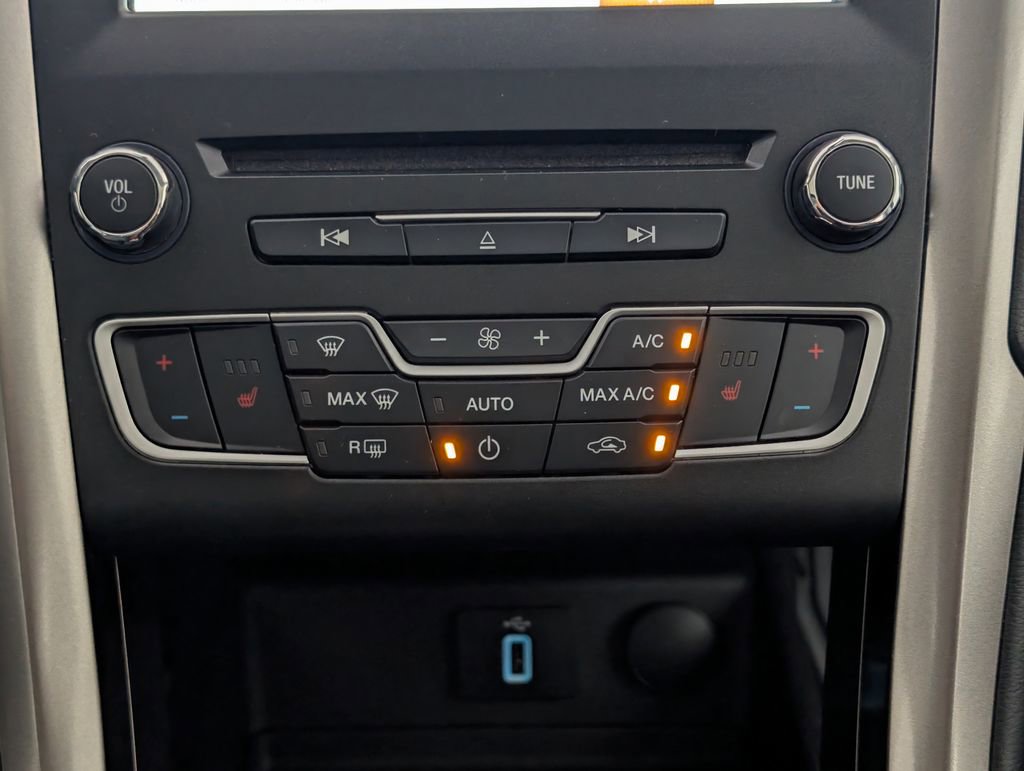 Used 2018 Ford Fusion SE w/ Equipment Group 602A FWD image 16