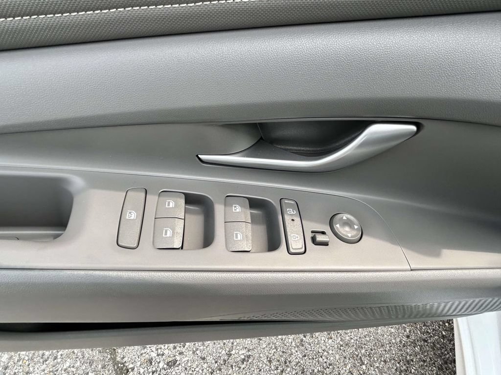 Certified 2025 Hyundai Elantra Sport FWD image 13