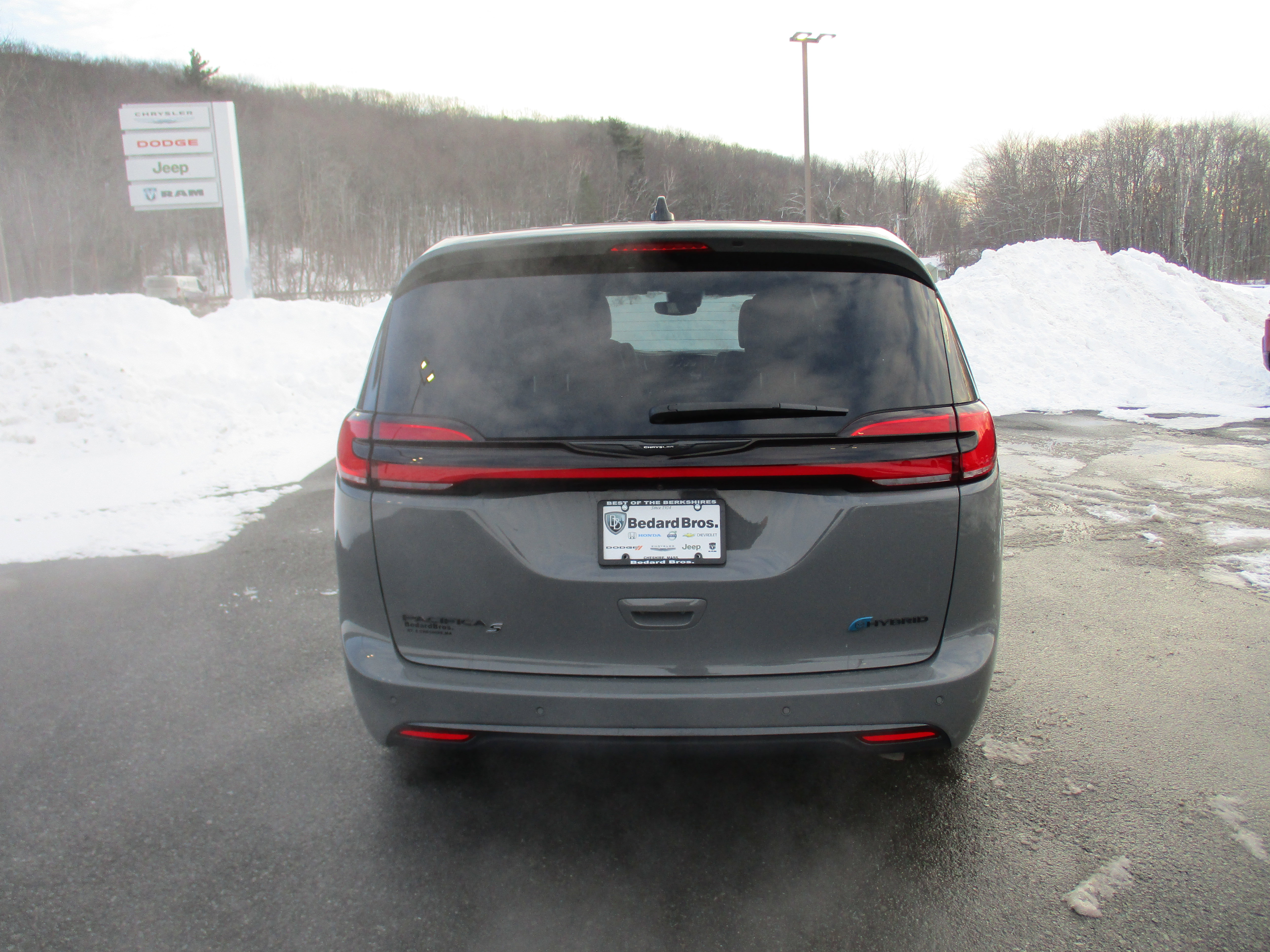 Used 2023 Chrysler Pacifica Touring-L w/ S Appearance Package image 6