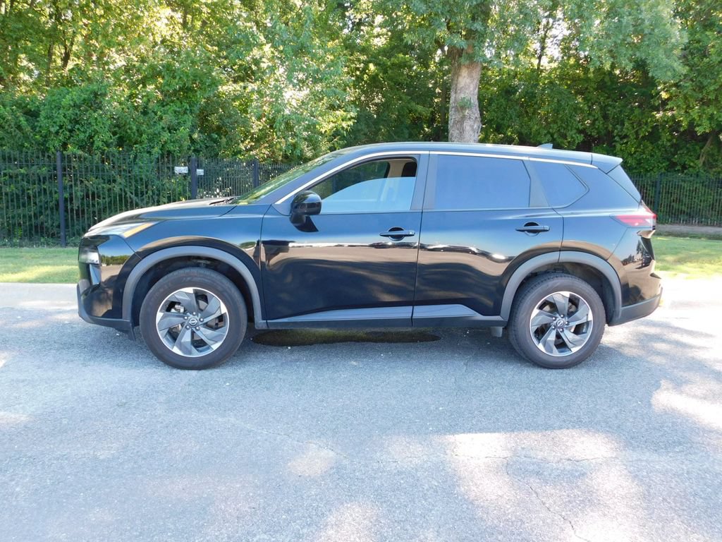 Used 2025 Nissan Rogue SV FWD image 2