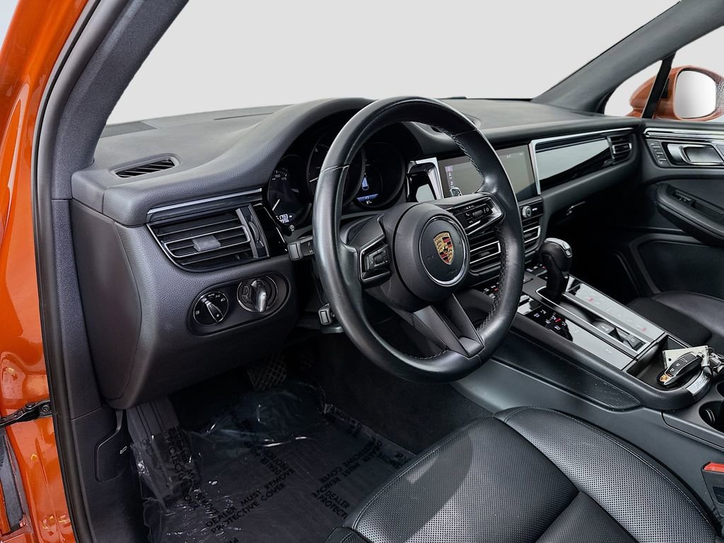 Certified 2023 Porsche Macan AWD/4WD image 4