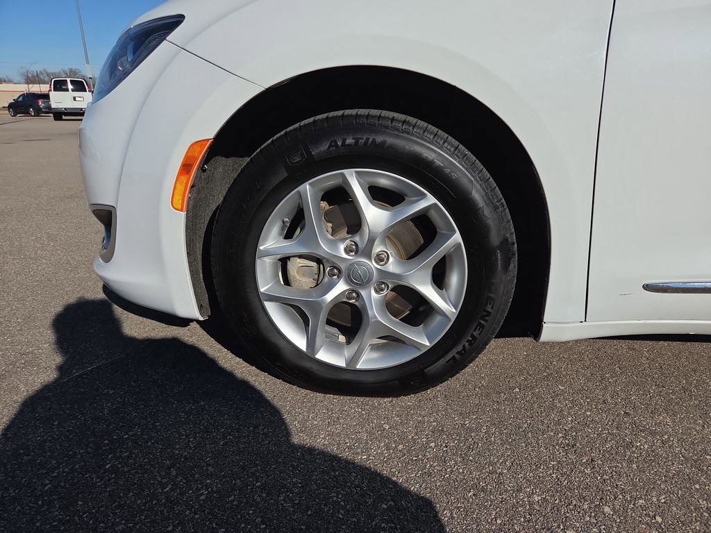 Used 2019 Chrysler Pacifica Limited image 30