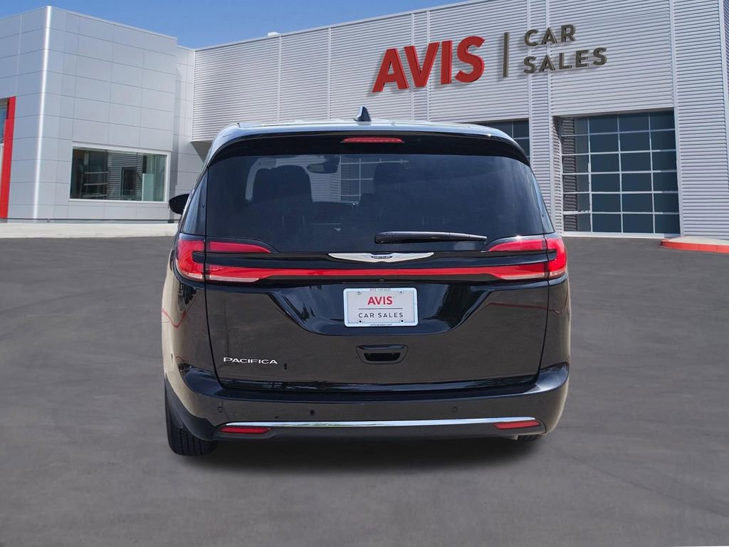 Used 2025 Chrysler Pacifica Select image 5