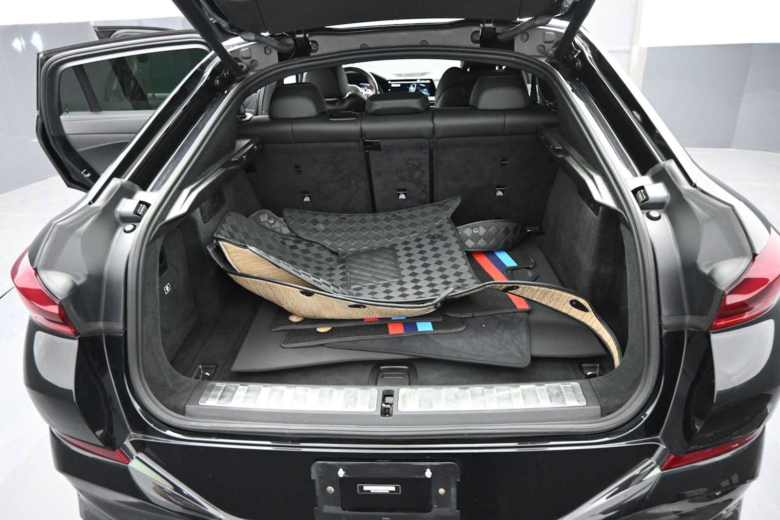 Used 2023 BMW X6 xDrive40i w/ M Sport Package AWD/4WD image 14