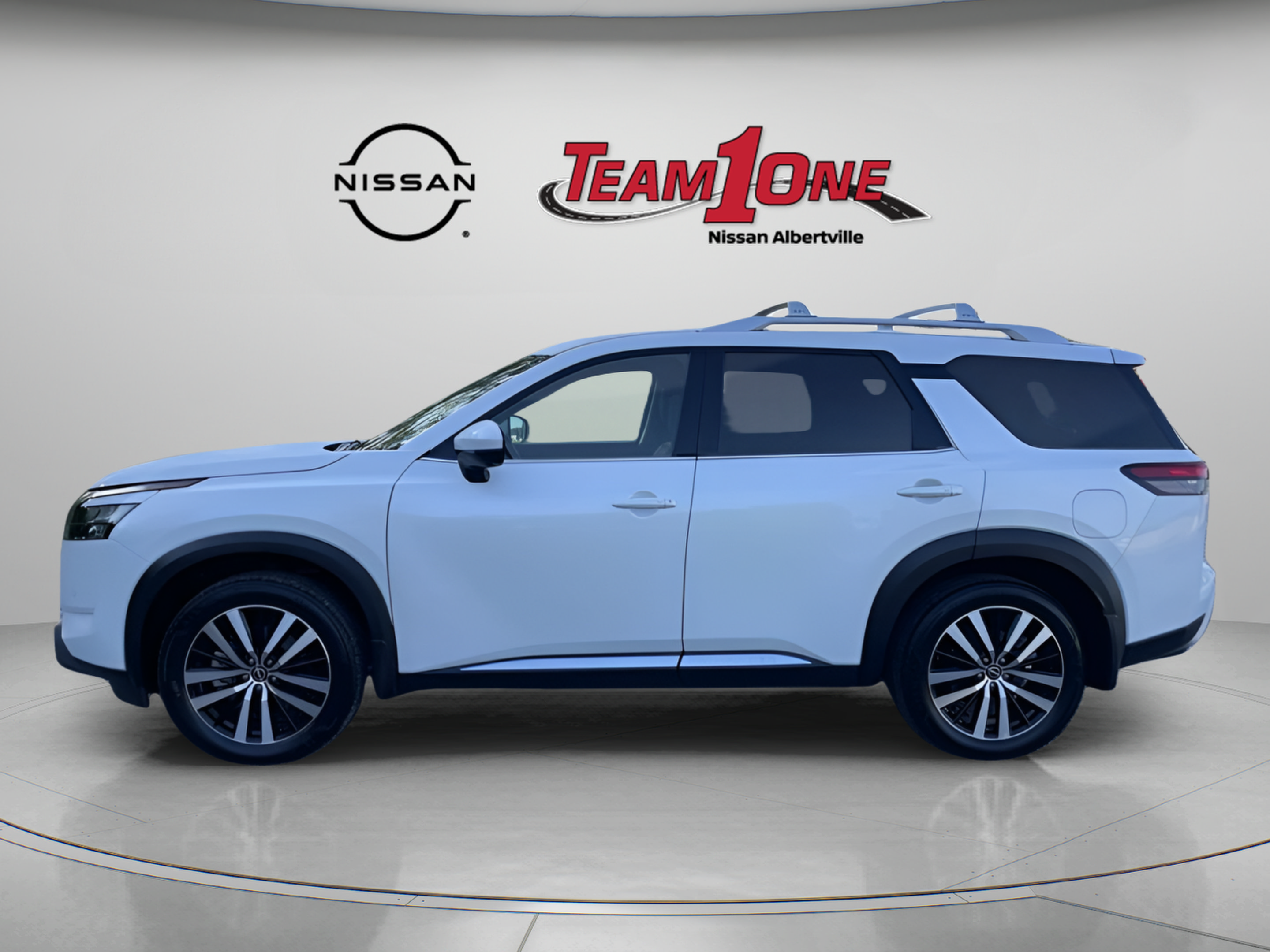 Used 2025 Nissan Pathfinder Platinum w/ Cargo Package FWD image 5