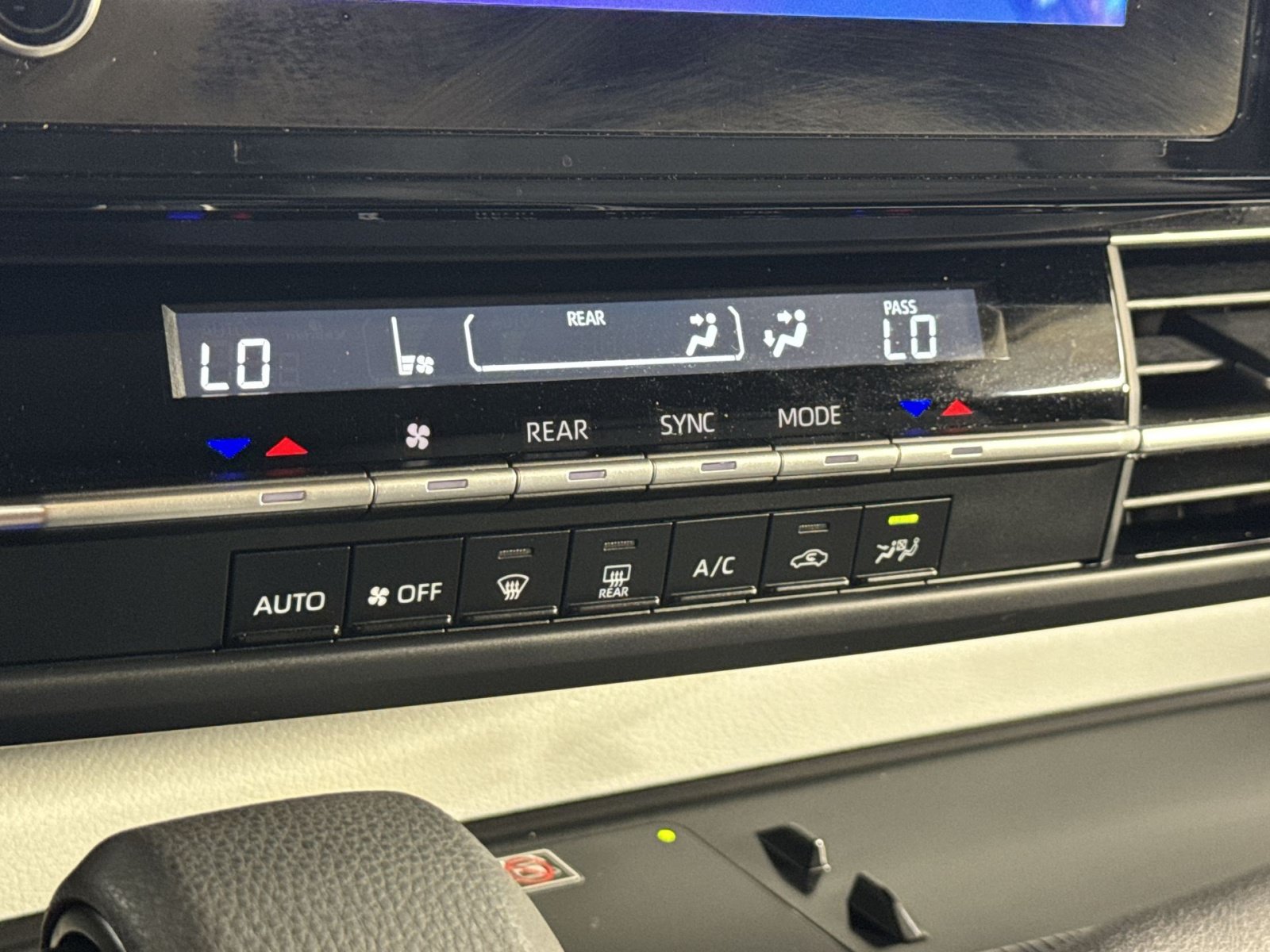 Used 2025 Toyota Sienna LE AWD/4WD image 33
