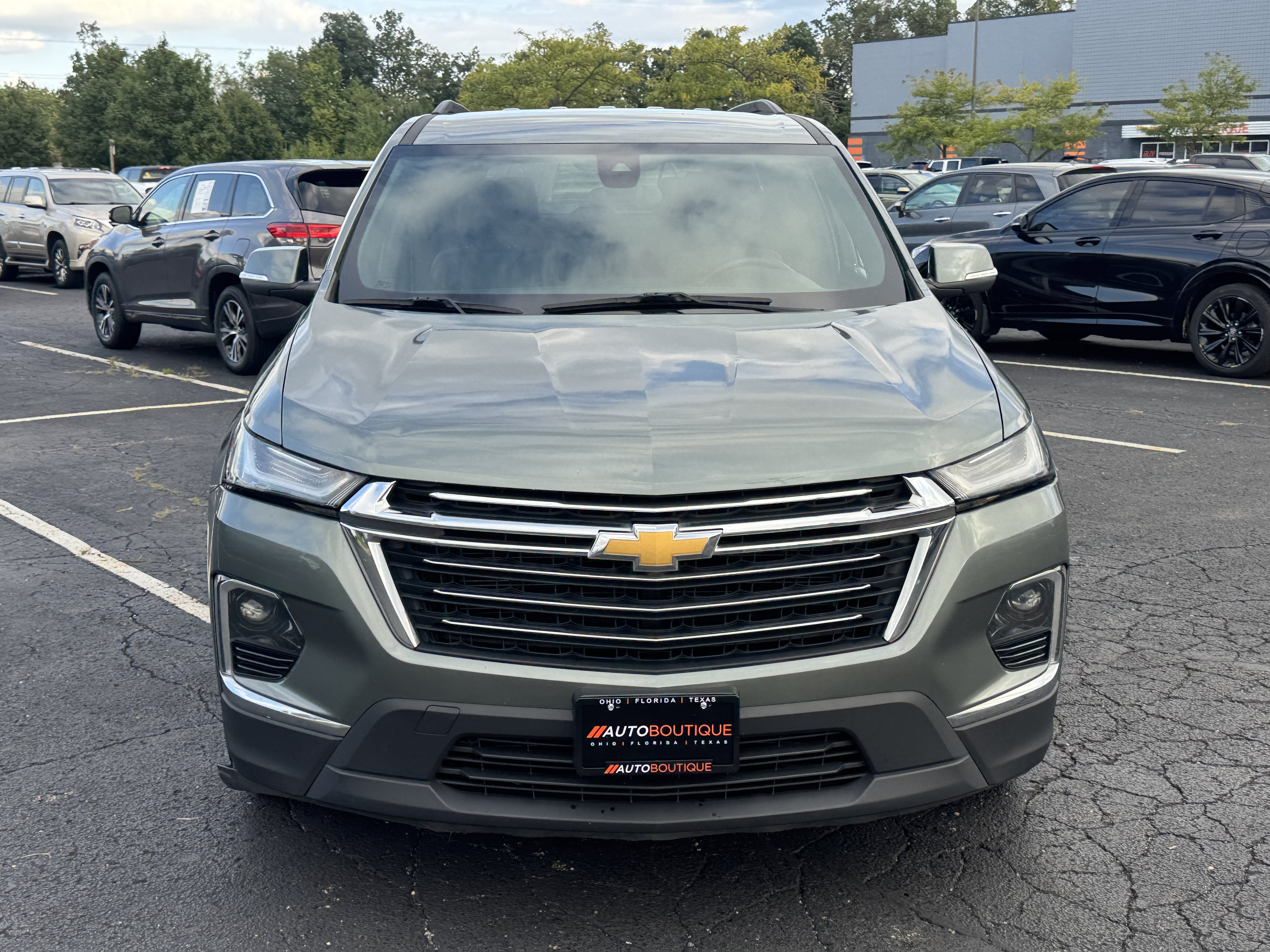 Used 2023 Chevrolet Traverse LT w/ LPO, Cargo Package AWD/4WD image 3