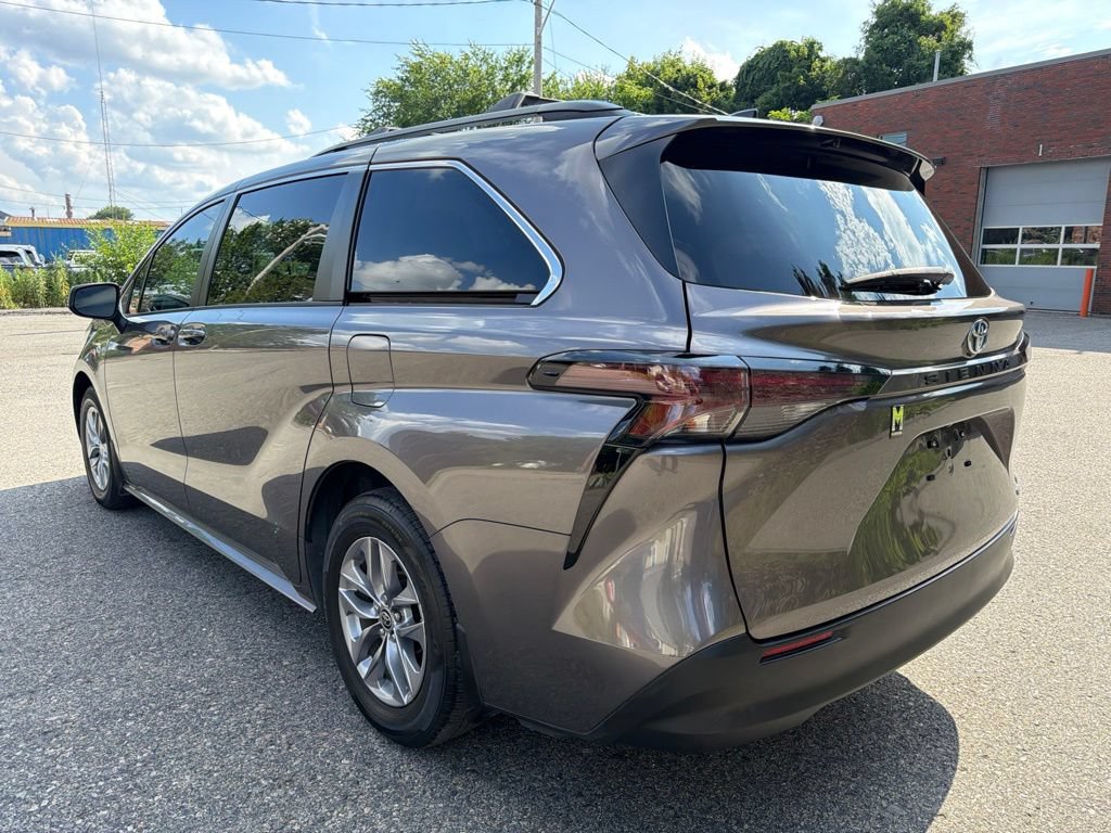 Used 2024 Toyota Sienna LE w/ LE Plus Package FWD image 4