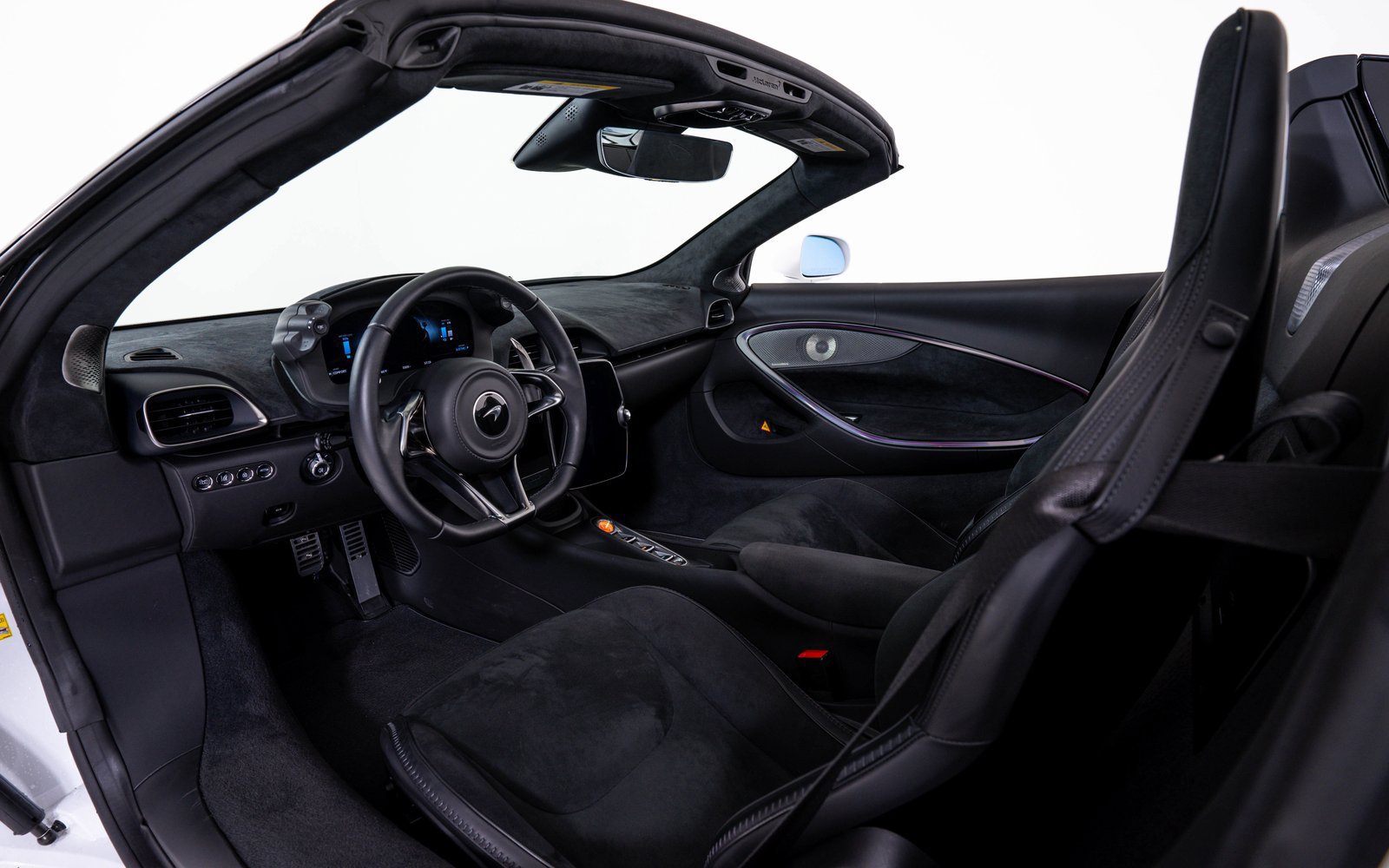 Used 2025 McLaren Artura Spider RWD image 18