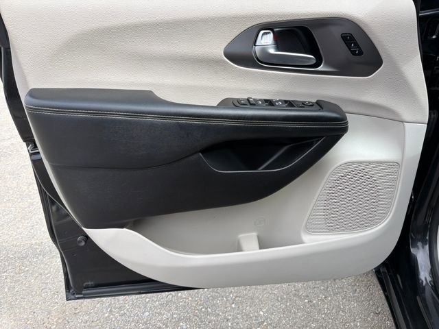 Used 2022 Chrysler Pacifica Touring-L FWD image 11