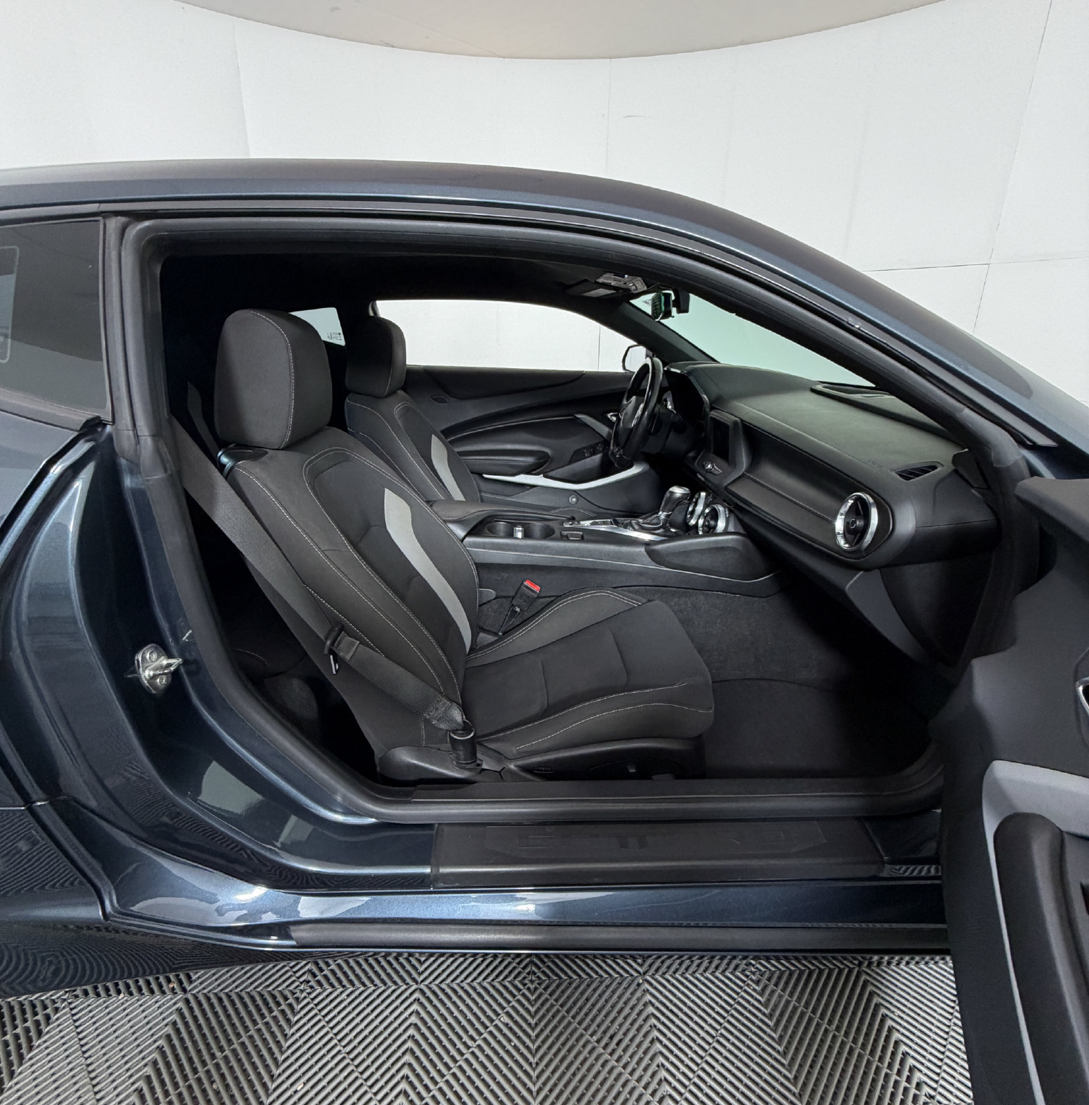 Used 2019 Chevrolet Camaro LT RWD image 5