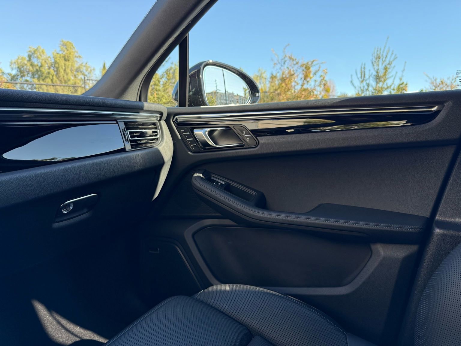 Used 2025 Porsche Macan image 24